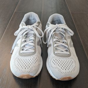 Very gently used New Balance tennis shoes